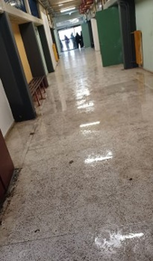 Νερά από τη βροχή στους διαδρόμους του 1ου ΕΠΑΛ