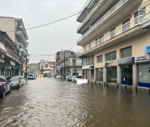 Σε λίμνες μετατράπηκαν οι δρόμοι της Αριδαίας