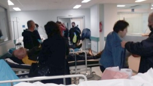 Οι εξευτελιστικές εικόνες καλά κρατούν, παρά τα μαγειρέματα της κυβέρνησης: Φωτ. από το Νοσοκομείο «Αττικόν»