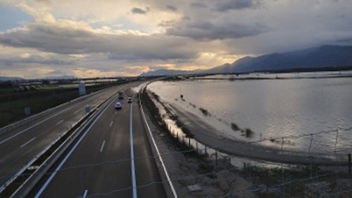 Το σημείο σύνδεσης του Ε65 με την ΠΑΘΕ, όπου ανακόπτεται η φυσική ροή του Σπερχειού, με αποτέλεσμα να πλημμυρίζει