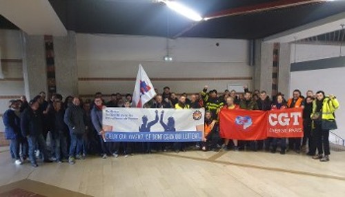 Η αντιπροσωπεία του ΠΑΜΕ με απεργούς σιδηροδρομικούς στο Μονπαρνάς