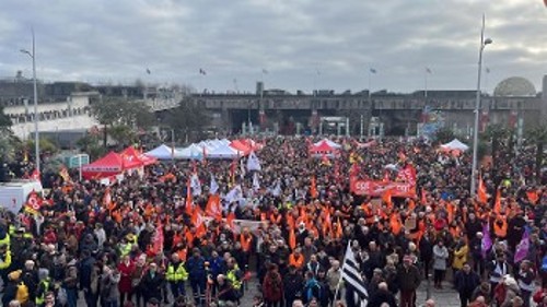 ΓΑΛΛΙΑ: Από τη προχτεσινή συγκέντρωση των απεργών στην περιοχή Σεν Ναζέρ, γνωστή για τα ναυπηγεία της