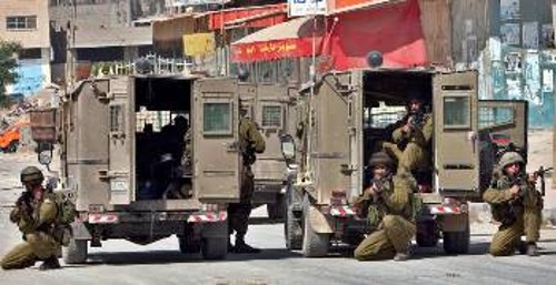 Ο ισραηλινός στρατός σε θέση μάχης ενάντια στους άοπλους Παλαιστίνιους