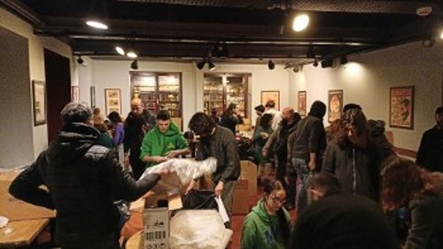 Μέλη του ΚΚ και της ΚΝ Τουρκίας στην Κωνσταντινούπολη συγκεντρώνουν είδη άμεσης ανάγκης για τους πληγέντες