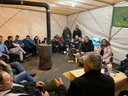 Υγειονομικοί επισκέφθηκαν το μπλόκο της Καρδίτσας