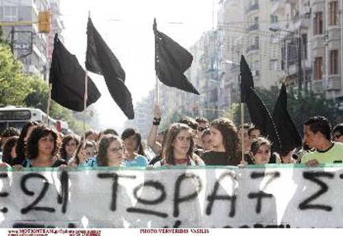 Από τη χτεσινή μαθητική κινητοποίηση στη Θεσσαλονίκη ενάντια σε αυτούς που βάζουν το κέρδος πάνω από τις ανθρώπινες ζωές