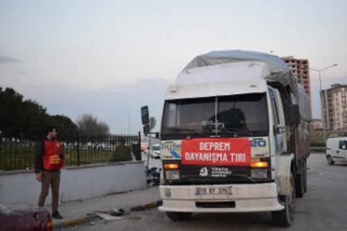Φορτηγά με είδη πρώτης ανάγκης που συγκεντρώνει το ΚΚ Τουρκίας φτάνουν από όλη τη χώρα στην Αντιόχεια και τις άλλες πληγείσες περιοχές