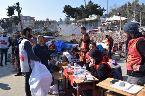 Σεισμόπληκτοι απευθύνονται στο κέντρο καταγραφής του ΚΚ Τουρκίας, όπου καταγράφονται οι ανάγκες