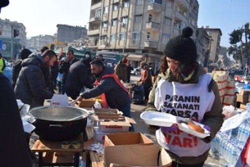 Τρεις φορές τη μέρα, σεισμόπληκτοι της περιοχής αλλά και συνεργεία παραλαμβάνουν ζεστό φαγητό