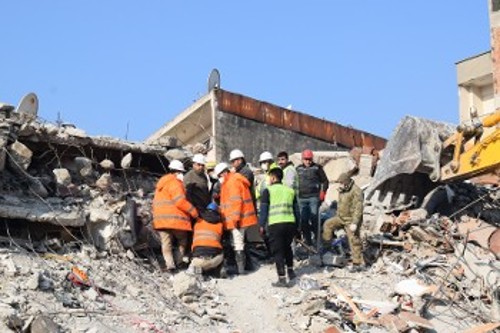 Μία βδομάδα μετά τον σεισμό, συνεχίζονται προσπάθειες να βρεθούν στα χαλάσματα άνθρωποι που κατάφεραν να κρατηθούν στη ζωή...