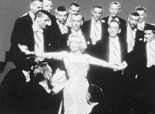 Σκηνή από το μιούζικαλ του Χάουαρντ Χοκς «Οι άνδρες προτιμούν τις ξανθές»