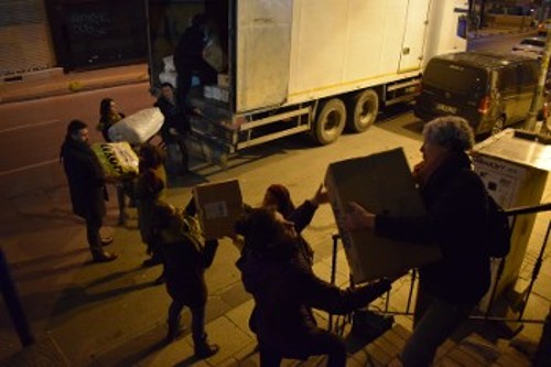 Δεκάδες χέρια, με σβέλτες κινήσεις, φορτώνουν άλλο ένα φορτηγό στην Κωνσταντινούπολη με βοήθεια για τους σεισμόπληκτους