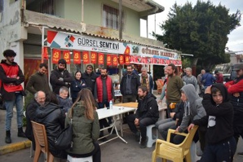 Στο «Στέκι Γειτονιάς» του ΚΚ Τουρκίας στο Ισκεντερούν, που έχει μετατραπεί σε κέντρο αλληλεγγύης στους σεισμόπληκτους