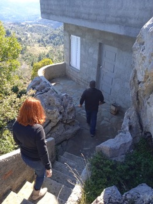 Το ερημητήριο του Γ. Βαρλάμου χτισμένο στην άκρη ενός βράχου στους Ανδρονιάνους