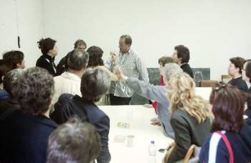 Λουσμένος στ' αυγά έφυγε από το εργοστάσιο ο εκπρόσωπος του Λαναρά