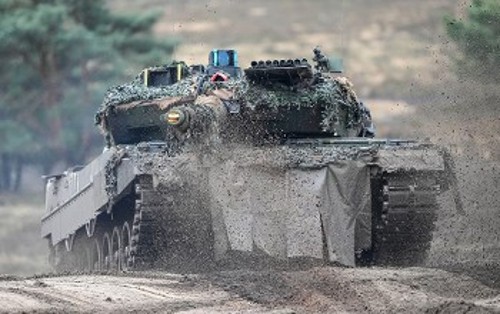 Η Πολωνία ανακοίνωσε ότι παρέδωσε τα πρώτα άρματα μάχης Leopard στην Ουκρανία