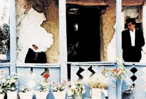 Από την ταινία «Μέσα στους ελαιώνες» του Αμπάς Κιαροστάμι