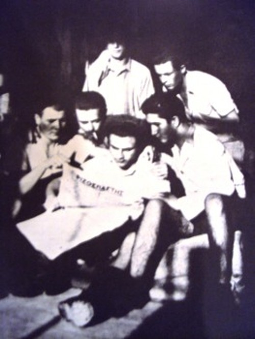 Πολιτικοί κρατούμενοι στις γκρεμισμένες πια φυλακές Καλλιθέας, όπου κρατήθηκε ο Αργύρης Κουνάδης, διαβάζουν τον «Ριζοσπάστη» μας