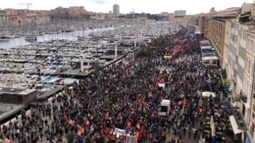 Διαδηλωτές σε όλη την παραλιακή λεωφόρο
