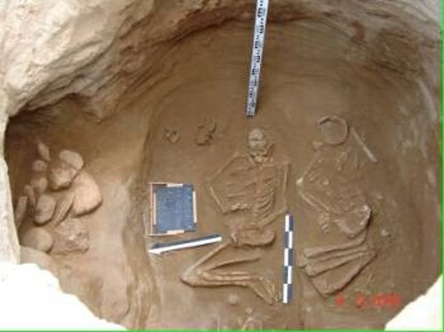 Ενας από τους λαξευτούς τάφους που αποκαλύφθηκαν στην Αρχαία Ηλιδα