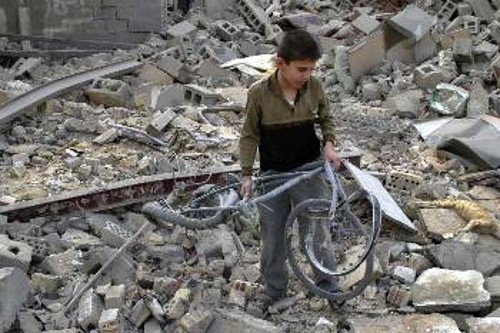 Η μικρή Ιρακινή μαζεύει το ποδήλατό της μέσα από τα ερείπια του σπιτιού της, μετά από το βομβαρδισμό των κατοχικών δυνάμεων στη Φαλούτζα