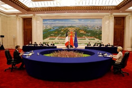 Από την πρόσφατη συνάντηση στο Πεκίνο ανάμεσα στον Κινέζο Πρόεδρο, τον Γάλλο ομόλογό του και την πρόεδρο της Κομισιόν