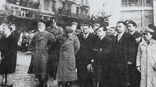 Ο ΕΑΜίτης καθηγητής Δημήτριος Καββάδας, δήμαρχος Θεσσαλονίκης, κρατώντας το καπέλο του στο δεξί χέρι του και στο αριστερό του αντιβράχιο έχει στερεωμένη την ομπρέλα του. Μπροστά του, οι Μάρκος Βαφειάδης και Ευριπίδης Μπακιρτζής, αρχηγοί των μεραρχιών του ΕΛΑΣ Μακεδονίας. Δίπλα του ο Λεωνίδας Καραμαούνας, με τον οποίο μοιράζεται τη δημοτική αρχή της Θεσσαλονίκης (Φωτογραφία παρμένη από την εφημερίδα «Λαϊκή Φωνή», όργανο του ΚΚΕ Μακεδονίας. Φωτογραφικό Αρχείο Λάζαρου Ακκερμανίδη)