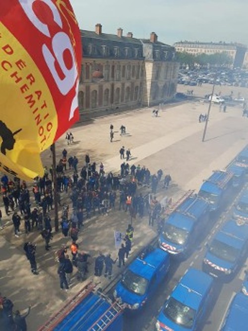 Από το «μπλε τρένο» που συγκρότησαν εργαζόμενοι της Ενέργειας την Πέμπτη στη Γαλλία, κατά της αντιασφαλιστικής μεταρρύθμισης