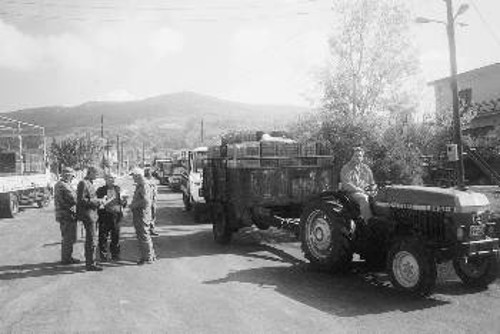 Στελέχη του ΚΚΕ και του αγροτικού κινήματος συζητούν με σταφυλοπαραγωγούς