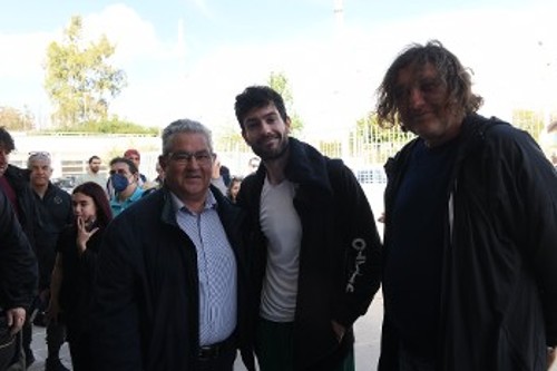 Με τον Μ. Τεντόγλου και τον προπονητή του και υποψήφιο του ΚΚΕ, Γ. Πομάσκι