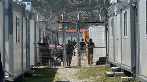 Πρόσφυγες και μετανάστες κρατούνται στην Αμυγδαλέζα σε απαράδεκτες συνθήκες