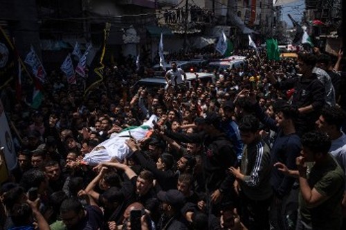 Οι κηδείες των σκοτωμένων Παλαιστινίων στη Γάζα μετατράπηκαν σε μαζικές κινητοποιήσεις