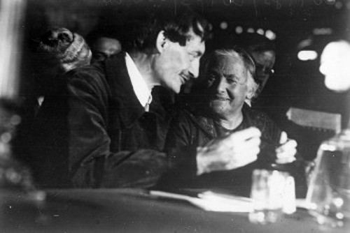 Ενα συντροφικό στιγμιότυπο με την Γερμανίδα κομμουνίστρια Κλάρα Τσέτκιν (1857 - 1933) - και οι δύο χαμογελαστοί - στις 7 Νοέμβρη 1927, στην αγαπημένη τους ΕΣΣΔ, που έκανε πράξη τον σοσιαλισμό