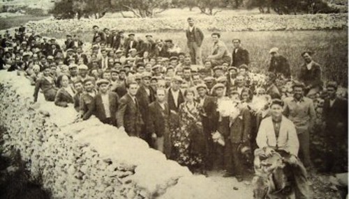 Εξόριστες και εξόριστοι, κομμουνίστριες και κομμουνιστές, έχουν εκτοπιστεί στη Φολέγανδρο και θα προσπαθήσουν να οργανώσουν εκ νέου τη ζωή τους στο κυκλαδικό νησί της εξορίας