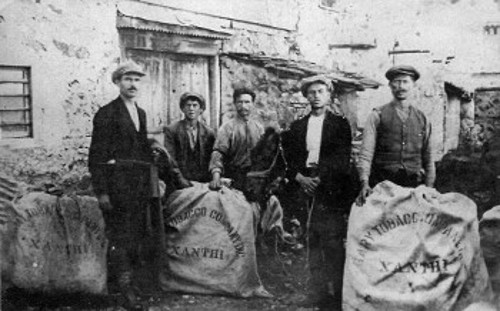Ξανθιώτες καπνεργάτες έχουν συσκευάσει σε τσουβάλια τα θρακιώτικα καπνά και είναι έτοιμα προς εξαγωγή από την αμερικανική εταιρεία, για την οποία ξεπουλούν την εργατική δύναμή τους