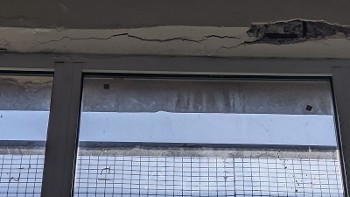 Μερικές από τις ζημιές στο σχολικό κτίριο