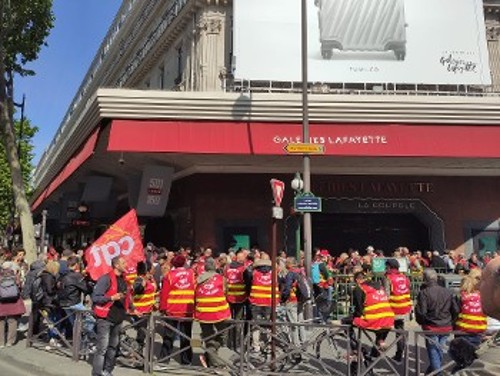 Από την αγωνιστική παρέμβαση έξω από την Γκαλερί Λαφαγέτ στο Παρίσι