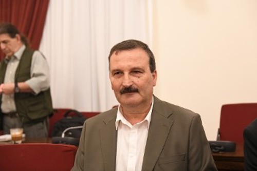 ΚΡΗΤΗΣ: Αλέκος Μαρινάκης, Πολιτικός επιστήμονας, μέλος του Γραφείου Περιοχής Κρήτης του ΚΚΕ, περιφερειακός σύμβουλος Κρήτης