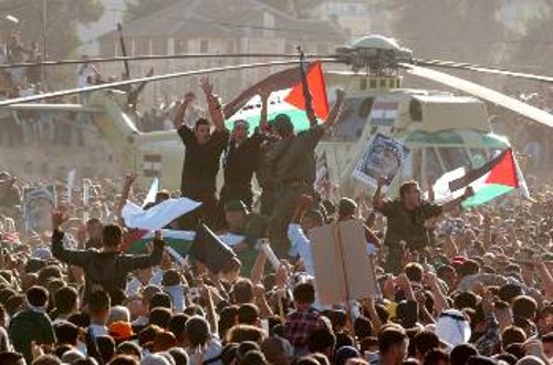 Ο λαός στη Ραμάλα κατά χιλιάδες αποχαιρέτησε το σύμβολο του αγώνα του και υποσχέθηκε να συνεχίσει