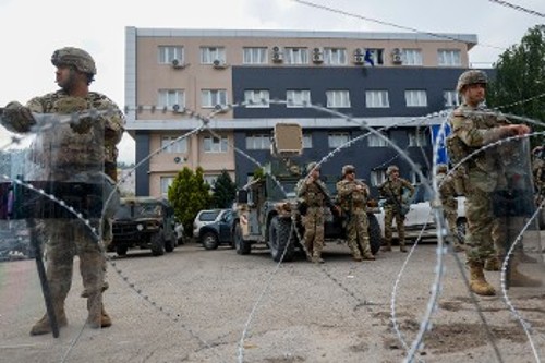 Αμερικανοί στρατιώτες της ΝΑΤΟικής δύναμης KFOR φρουρούν δημοτικό κτίριο στο Λεποσάβιτς