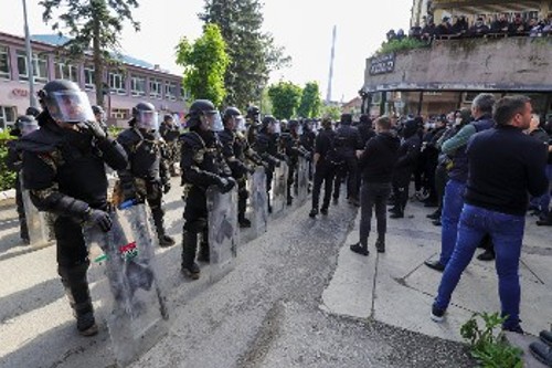 ΝΑΤΟικοί στρατιώτες στο Ζβέτσαν του βόρειου Κοσόβου, απέναντι σε Σέρβους διαδηλωτές