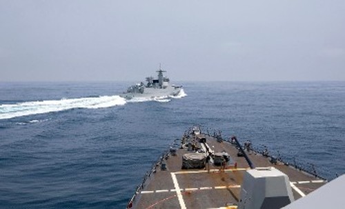 «Κόντρες» πολεμικών πλοίων ΗΠΑ - Κίνας στο Στενό της Ταϊβάν