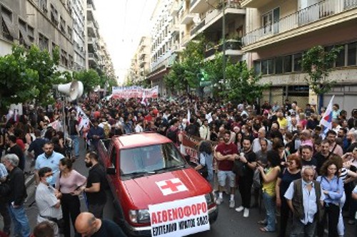 Η οργή ξεχειλίζει για τους θανάτους «εν αναμονή» του ΕΚΑΒ