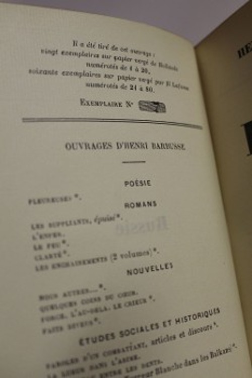 Πρώτη έκδοση - συλλεκτική - του βιβλίου «Ρωσία», που κυκλοφορεί από τον οίκο «Φλαμαριόν», στο Παρίσι. Το συγκεκριμένο αντίτυπο είναι το έβδομο από τα είκοσι αριθμημένα αντίτυπα, που τυπώνονται σε χαρτί ολλανδικό