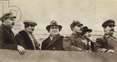 Ο ηγέτης της Σοβιετικής Ενωσης Ι. Β. Στάλιν, στις 7 Νοέμβρη 1934, στο Μαυσωλείο του Λένιν. Ξεχωρίζει ο Ανρύ Μπαρμπύς, δεύτερος από αριστερά. Συνυπάρχει με τους Μιχαήλ Καλίνιν, Κλίμεντ Βοροσίλοφ, Λαζάρ Καγκάνοβιτς, Γκεόργκι Δημητρόφ (φωτογραφία από προπαγανδιστικό βιβλίο της Λαϊκής Δημοκρατίας της Βουλγαρίας, αφιερωμένο στη ζωή του Στάλιν)