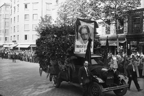 Σύσσωμος ο προοδευτικός λαός του Παρισιού παρακολουθεί, στις 7 Σεπτέμβρη 1935, την κηδεία του κομμουνιστή συγγραφέα και δημοσιογράφου, καθώς η σορός του περνάει από τους κεντρικούς δρόμους του Παρισιού, όπου θ' αναπαυθεί στο Κοιμητήριο Περ-Λασέζ
