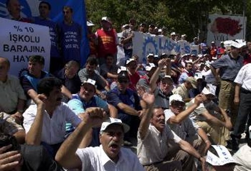 Από παλιότερη διαδήλωση Τούρκων εργατών ενάντια στο ΔΝΤ