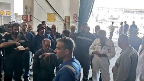 Πέραμα: Από τη χθεσινή παρέμβαση στο βαπόρι όπου έγινε το «ατύχημα»