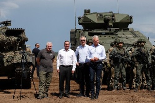 Ο Γερμανός υπουργός Αμυνας στο κέντρο, μαζί με τον γγ του ΝΑΤΟ, στη διάρκεια ΝΑΤΟικής άσκησης στη Λιθουανία το περασμένο καλοκαίρι