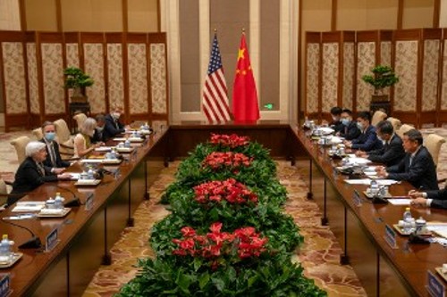 Από τις συνομιλίες της Τζ. Γέλεν και της αμερικανικής αντιπροσωπείας με εκπροσώπους της κινεζικής ηγεσίας κατά την επίσκεψη στο Πεκίνο